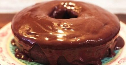 Bolo de Chocolate com cobertura
