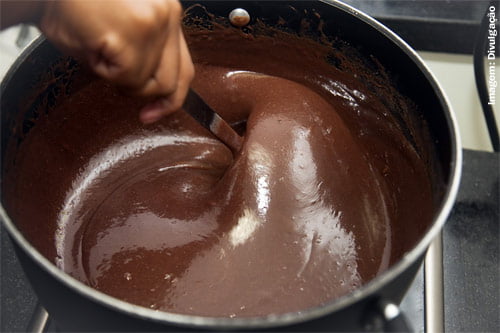 Modo de preparo da receita de brigadeiro fácil