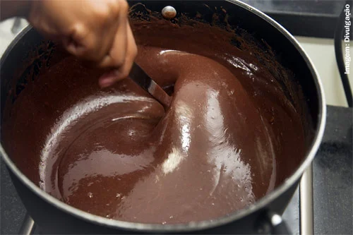 Como fazer brigadeiro em casa: Receita Fácil Modo de preparo da receita de brigadeiro fácil