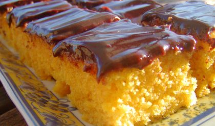 Bolo de cenoura com cobertura de chocolate