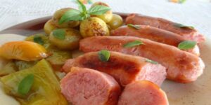 Linguiça Assada com Batatas para o Almoço