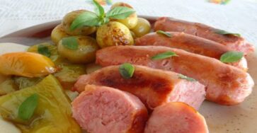 Linguiça ao forno com batatas