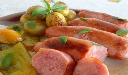 Linguiça ao forno com batatas