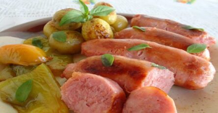 Linguiça ao forno com batatas