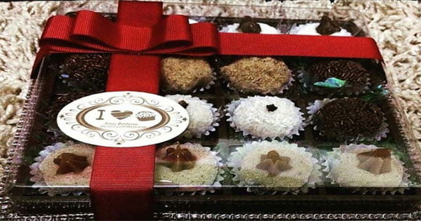 Caixa com brigadeiros gourmet feita por uma aluna