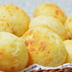 Pão de Queijo Fácil e Rápido (4 ingredientes) Receita de Pão de Queijo Fácil