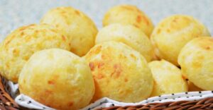 Pão de Queijo Fácil e Rápido (4 ingredientes) Receita de Pão de Queijo Fácil