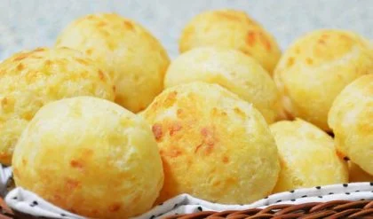 Pão de Queijo Fácil e Rápido (4 ingredientes) Receita de Pão de Queijo Fácil