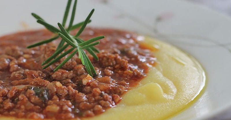 Receita de polenta com molho de carne moida