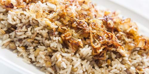 Arroz com lentilha e cebolas