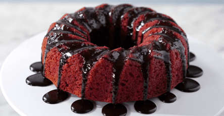 Bolo de beterraba com calda de chocolate