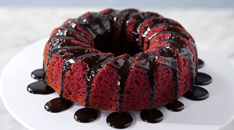 Bolo de beterraba com calda de chocolate