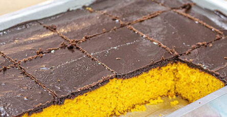 Bolo de cenoura com cobertura quebradiça
