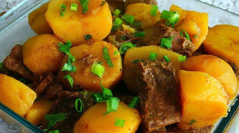 Carne de panela com batatas