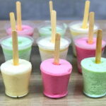 Picolé caseiro de gelatina no copinho Picolé caseiro de gelatina no copinho