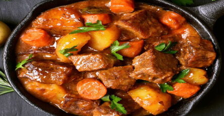 Carne picada com legumes na panela de pressão