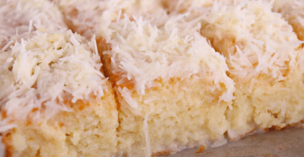 Bolo de Coco Gelado e Molhadinho