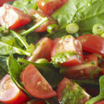 Salada de Espinafre Cru com Tomates (Simples e Saborosa) Salada de Espinafre Cru