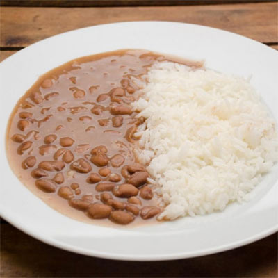 Prato com arroz e feijão