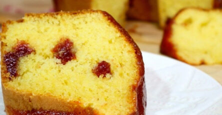 Bolo de Fubá com Goiabada