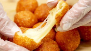 Bolinha de queijo fácil (com 3 ingredientes) Bolinhas de queijo rápidas e fáceis de fazer