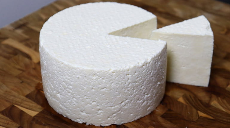 Como fazer queijo fresco caseiro: receita fácil