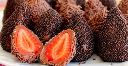 Coxinha de brigadeiro com morango dentro