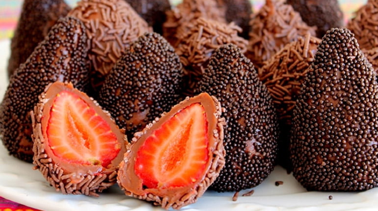 Coxinha de brigadeiro com morango dentro