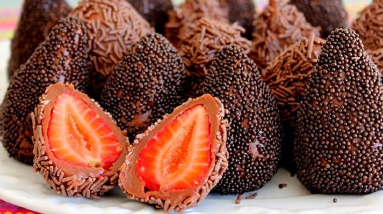 25 Sobremesas de Chocolate Fáceis e Deliciosas Coxinha de brigadeiro com morango dentro