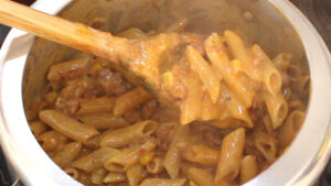 Delicioso Macarrão na Panela de Pressão (com carne moída ou calabresa) Macarrão na Panela de Pressão