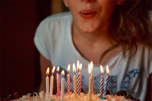 Bolo de festa de aniversário simples e barata