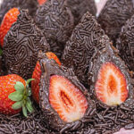 Coxinha de Brigadeiro com Morango (Coxinha Doce) Coxinha de brigadeiro com morango - Coxinha Doce