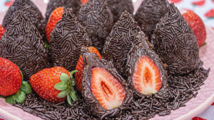 Coxinha de brigadeiro com morango - Coxinha Doce