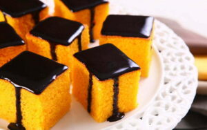 Bolo de Cenoura Com Cobertura de Chocolate Fácil e Perfeito Bolo de cenoura com cobertura de chocolate fácil de fazer