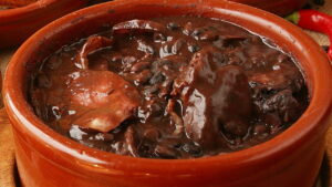 Feijoada Completa Fácil (com Acompanhamentos) Receita fácil de feijoada completa