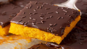 Bolo de Cenoura com Cobertura de Brigadeiro Bolo de Cenoura com Cobertura de Brigadeiro