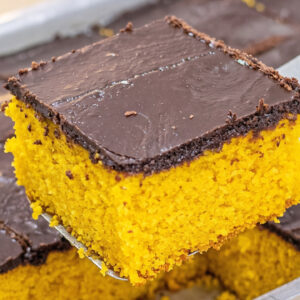 Bolo de Cenoura com cobertura crocante de casquinha