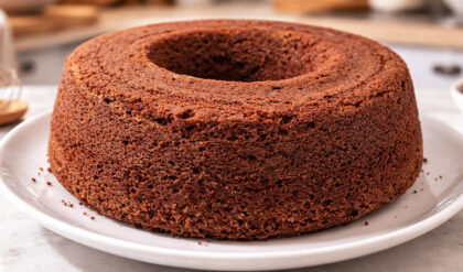 Bolo de chocolate simples sem cobertura