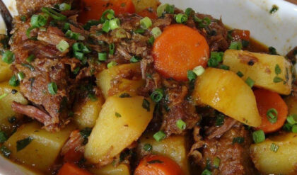 Carne de panela com legumes na pressão