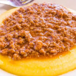Polenta Cremosa com Carne Moída (Rápida e Fácil) Polenta com molho de carne moída