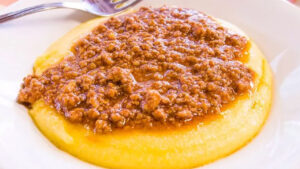 Polenta com molho de carne moída