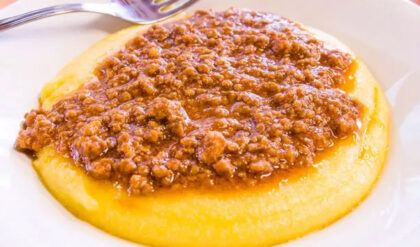 Polenta Cremosa com Carne Moída (Rápida e Fácil) Polenta com molho de carne moída