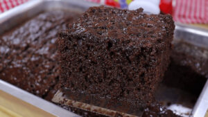 Bolo de Chocolate Fácil Molhadinho e Fofinho Bolo de Chocolate Molhadinho