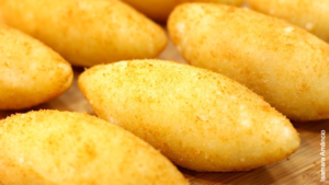 Bolinho de Mandioca Frito (Simples e com Carne Moída) Bolinho de Mandioca