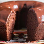 Bolo de chocolate fofinho e molhadinho com calda de chocolate