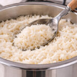 Arroz branco na panela de pressão