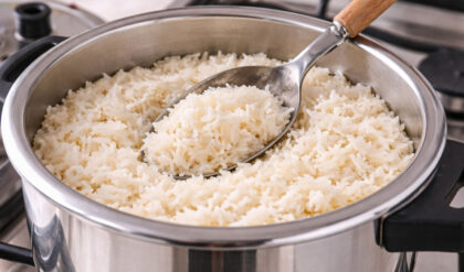 Arroz branco na panela de pressão