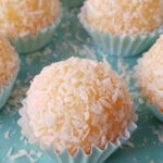 Beijinho de Coco simples, fácil e rápido de preparar Beijinho de coco