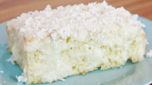 Bolo Gelado de Coco Molhadinho (Toalha Felpuda) Receita de Bolo Gelado de Coco Toalha Felpuda