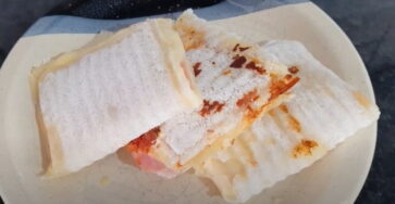 Tapioca de presunto e queijo feita na sanduicheira